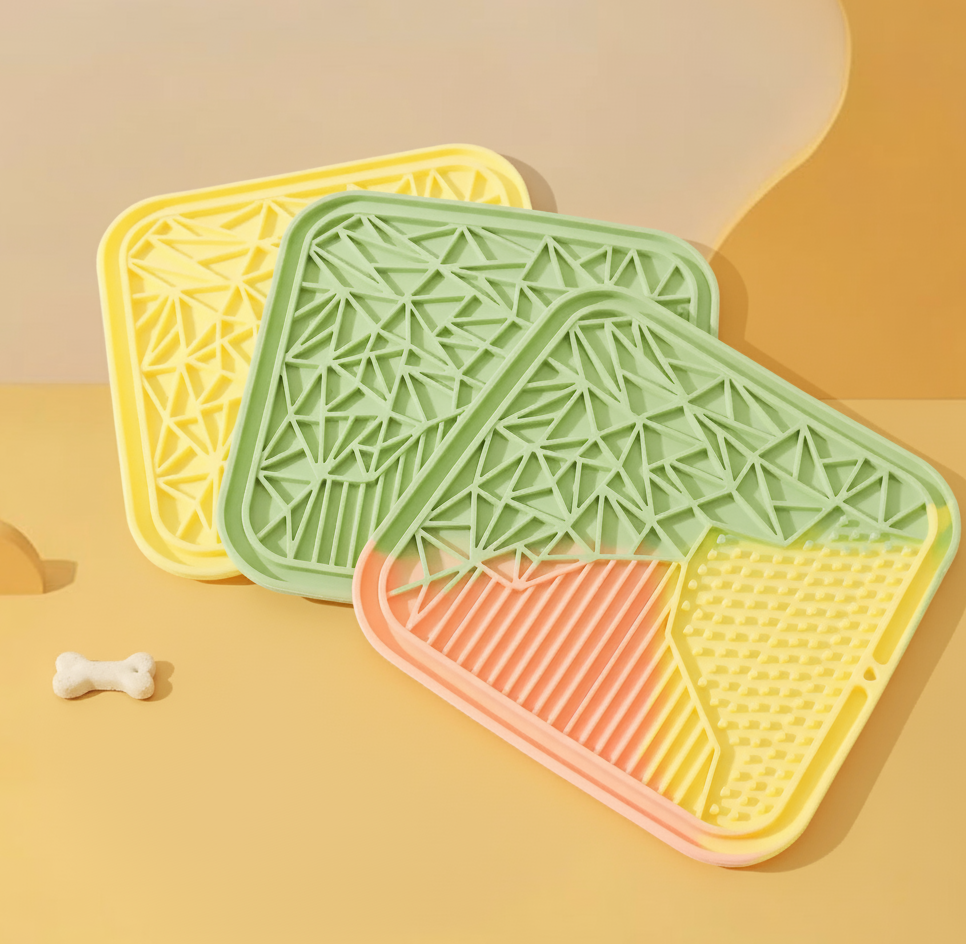 Silicone Lick Mat — Textured Slow-Feeding Tray with Strong Suction (Square, 20×20 cm)